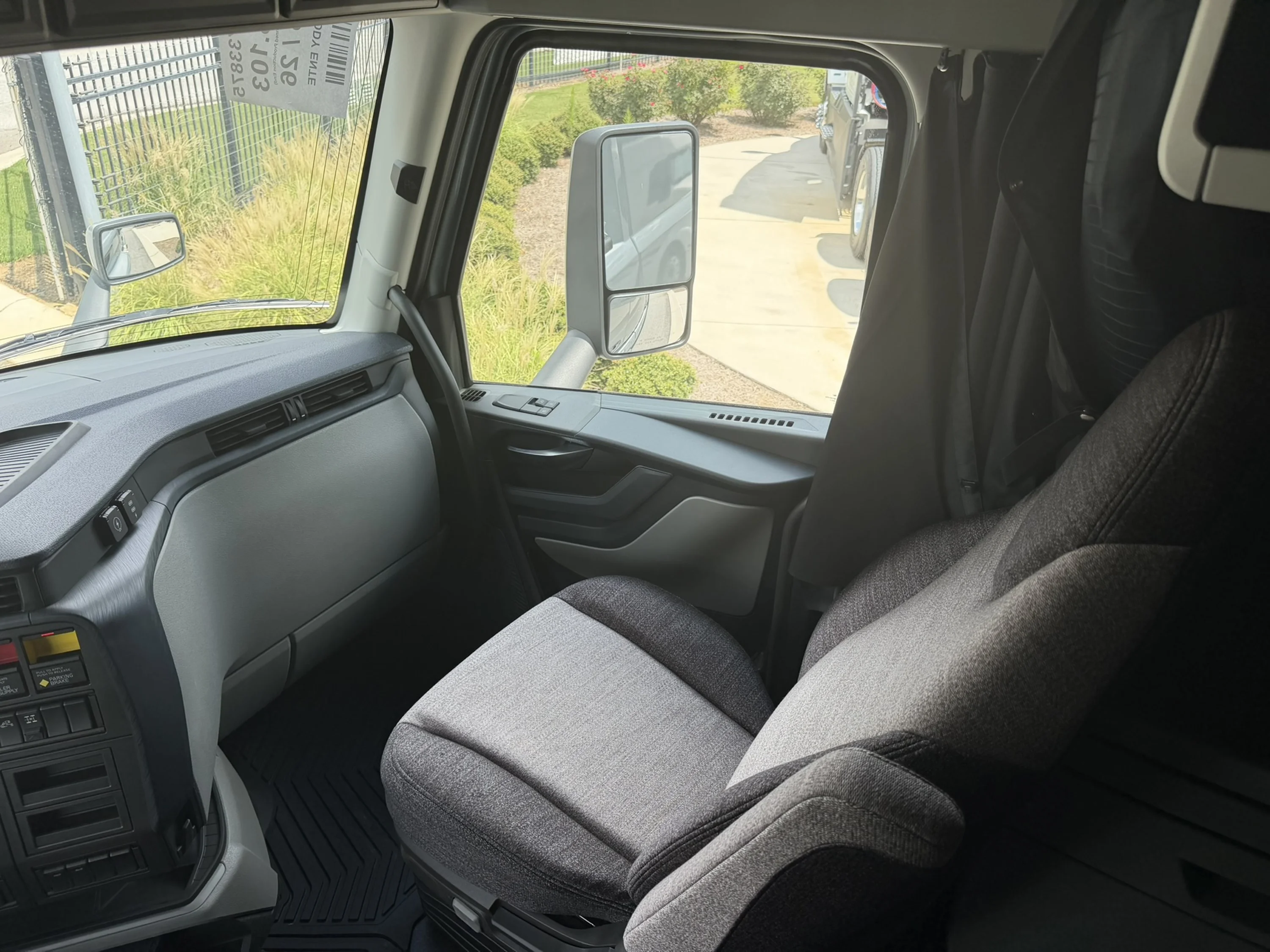 2027 Volvo VNL 860 in Macon, GA — photo 14