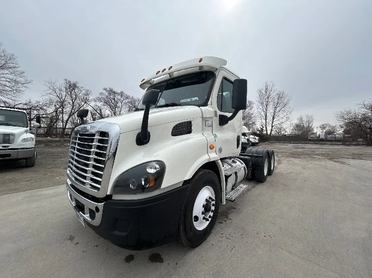 2019 Freightliner Cascadia in Des Moines, IA — photo 3