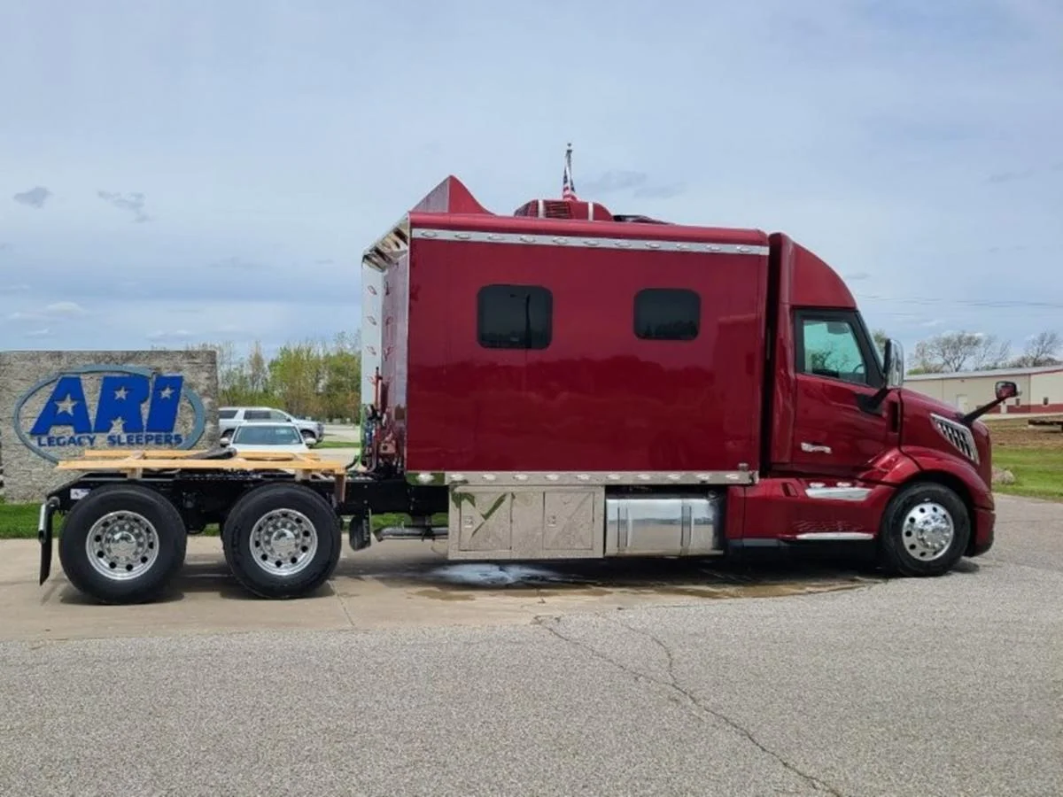 2026 Volvo VNL 300 in Waukee, IA — photo 6