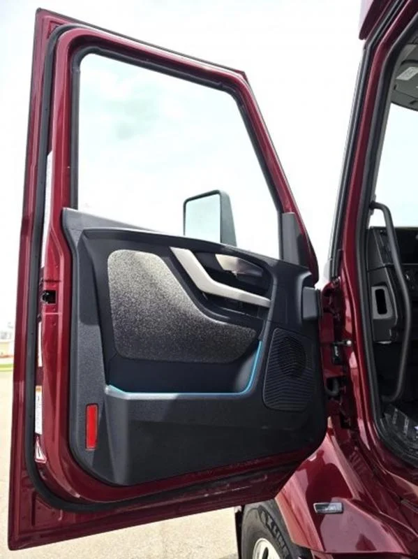 2026 Volvo VNL 300 in Waukee, IA — photo 9