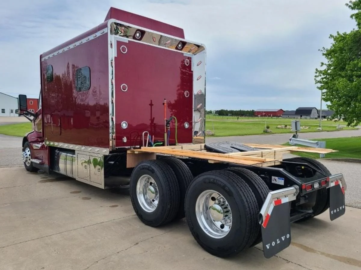 2026 Volvo VNL 300 in Waukee, IA — photo 3