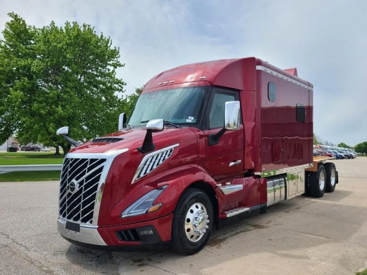2026 Volvo VNL 300 in Waukee, IA
