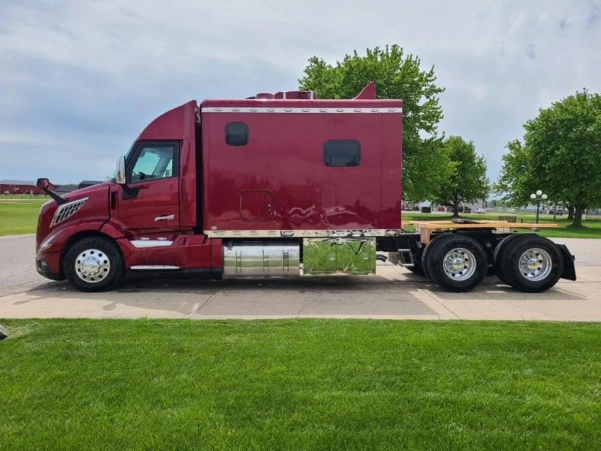 2026 Volvo VNL 300 in Waukee, IA — photo 2