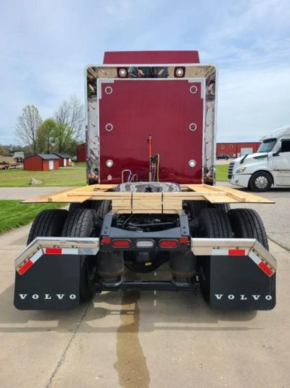 2026 Volvo VNL 300 in Waukee, IA — photo 4