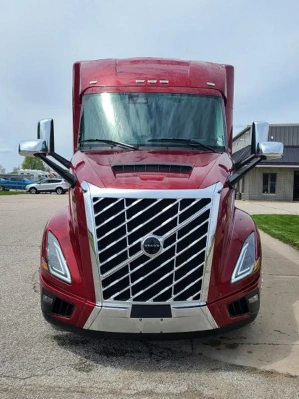 2026 Volvo VNL 300 in Waukee, IA — photo 8