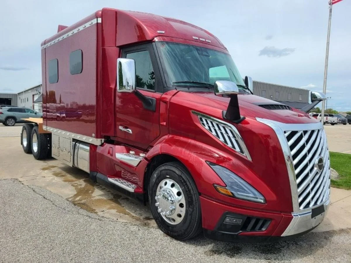 2026 Volvo VNL 300 in Waukee, IA — photo 7