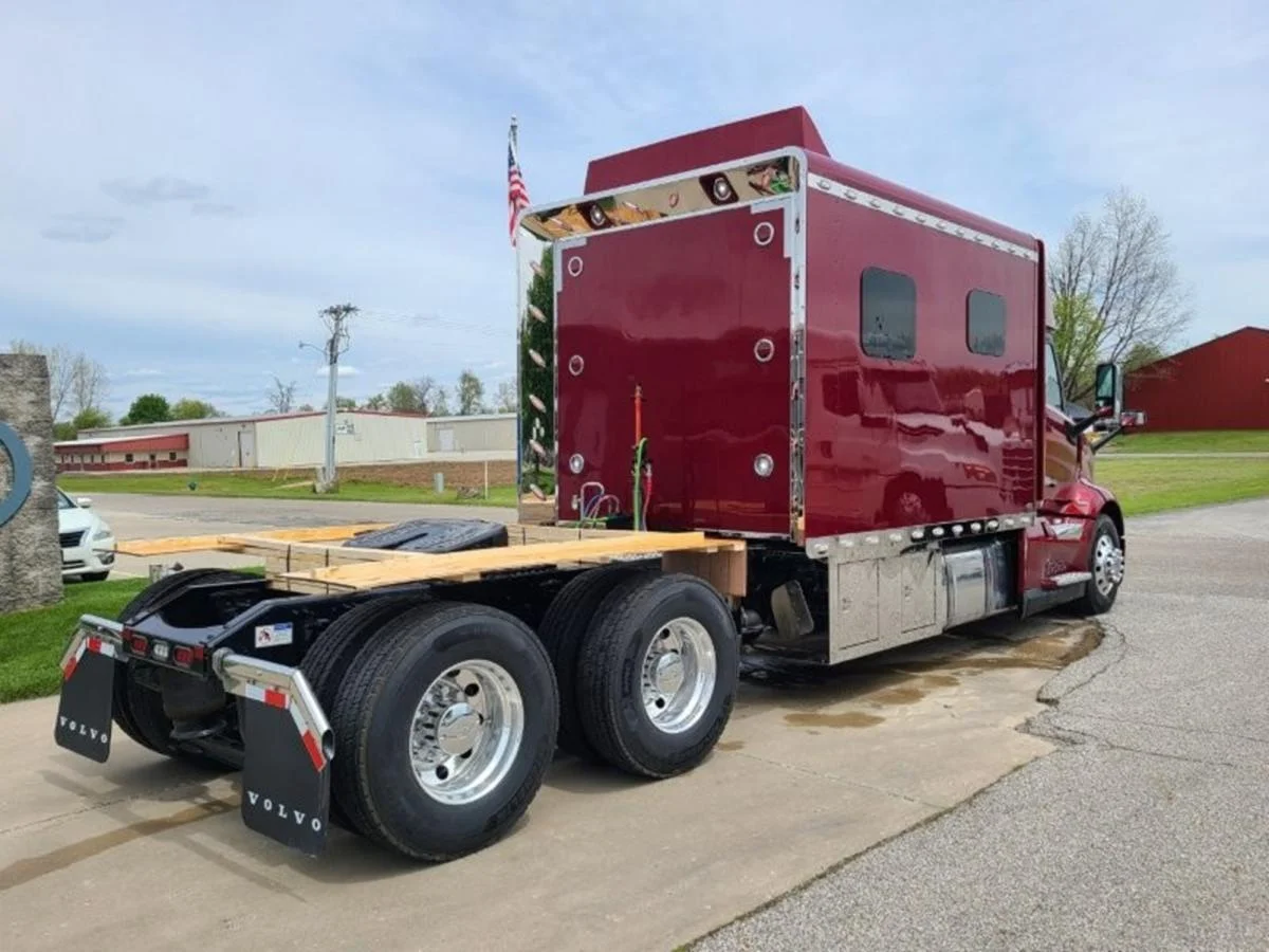 2026 Volvo VNL 300 in Waukee, IA — photo 5