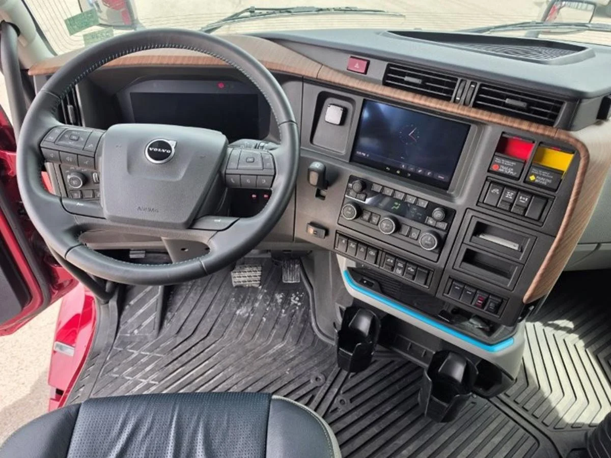 2026 Volvo VNL 300 in Waukee, IA — photo 11