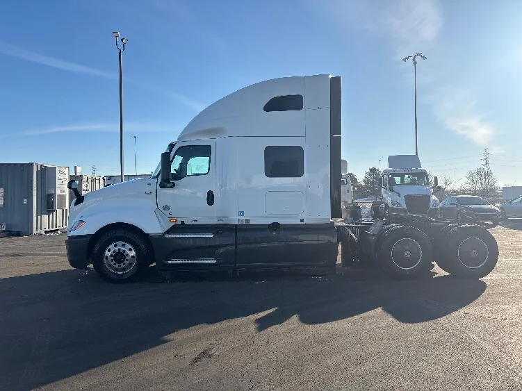 2023 International LT - image 4