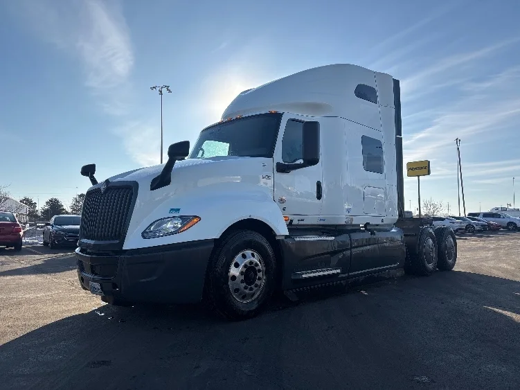 2023 International LT - image 3