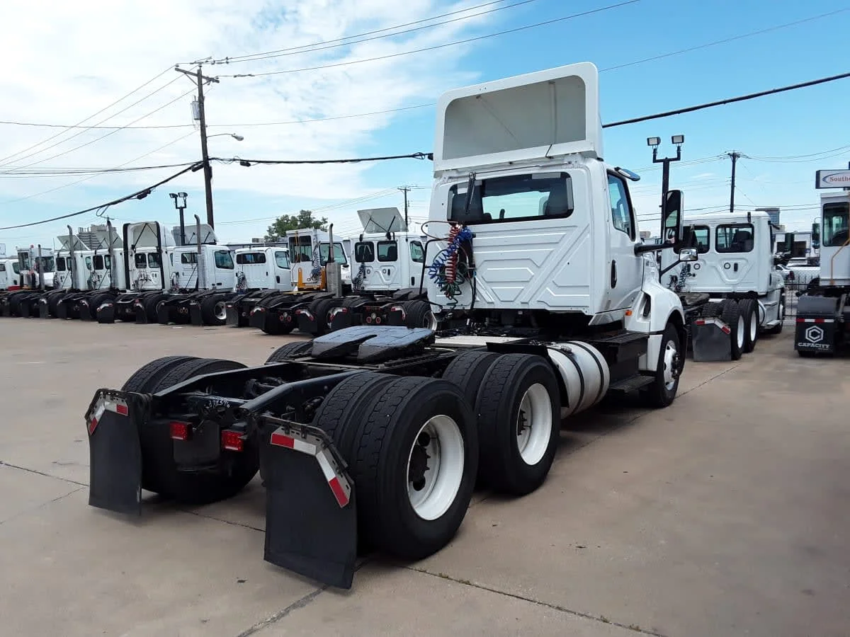 2020 International LT - image 4