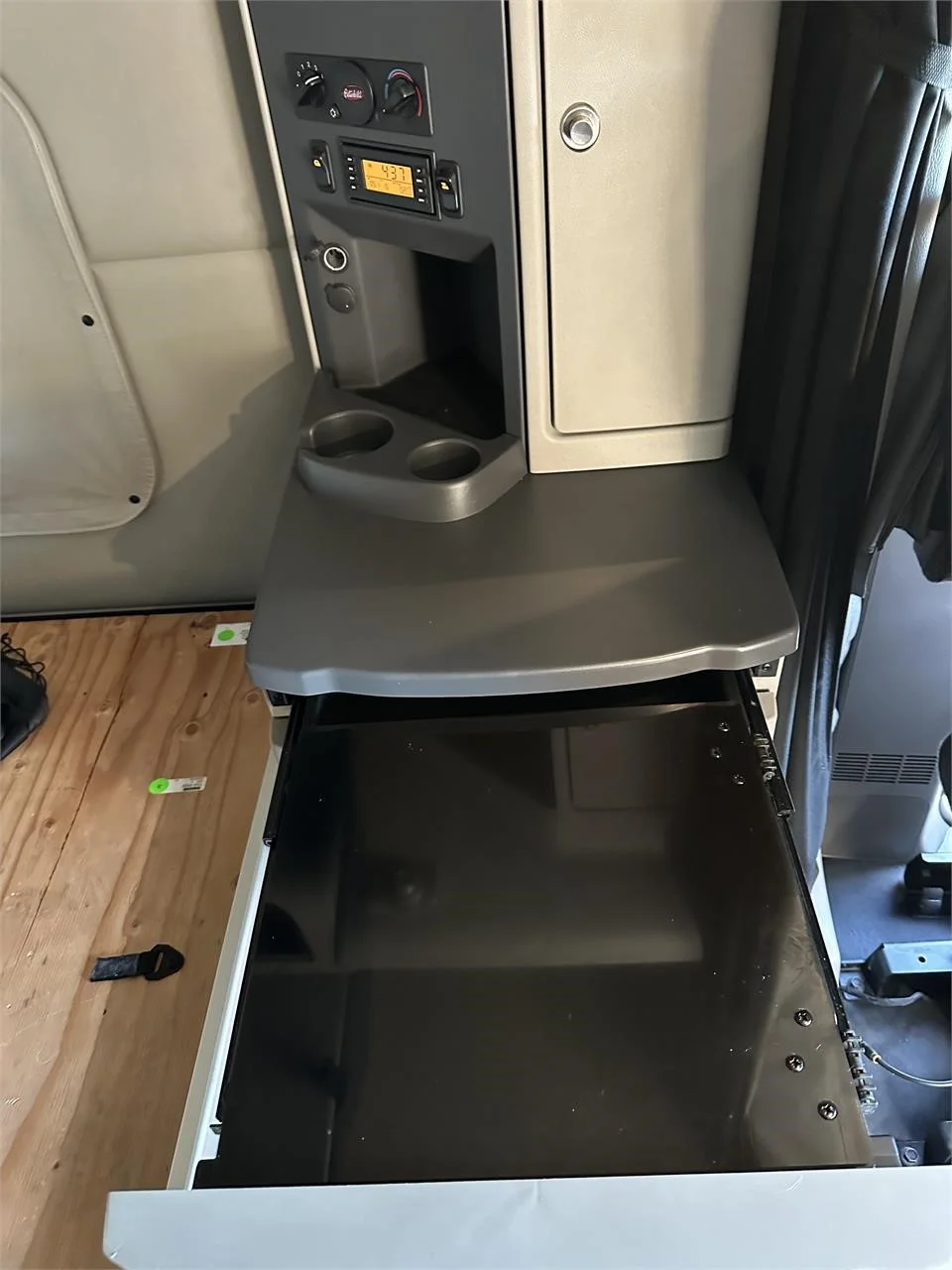 2018 Peterbilt 579 - image 3