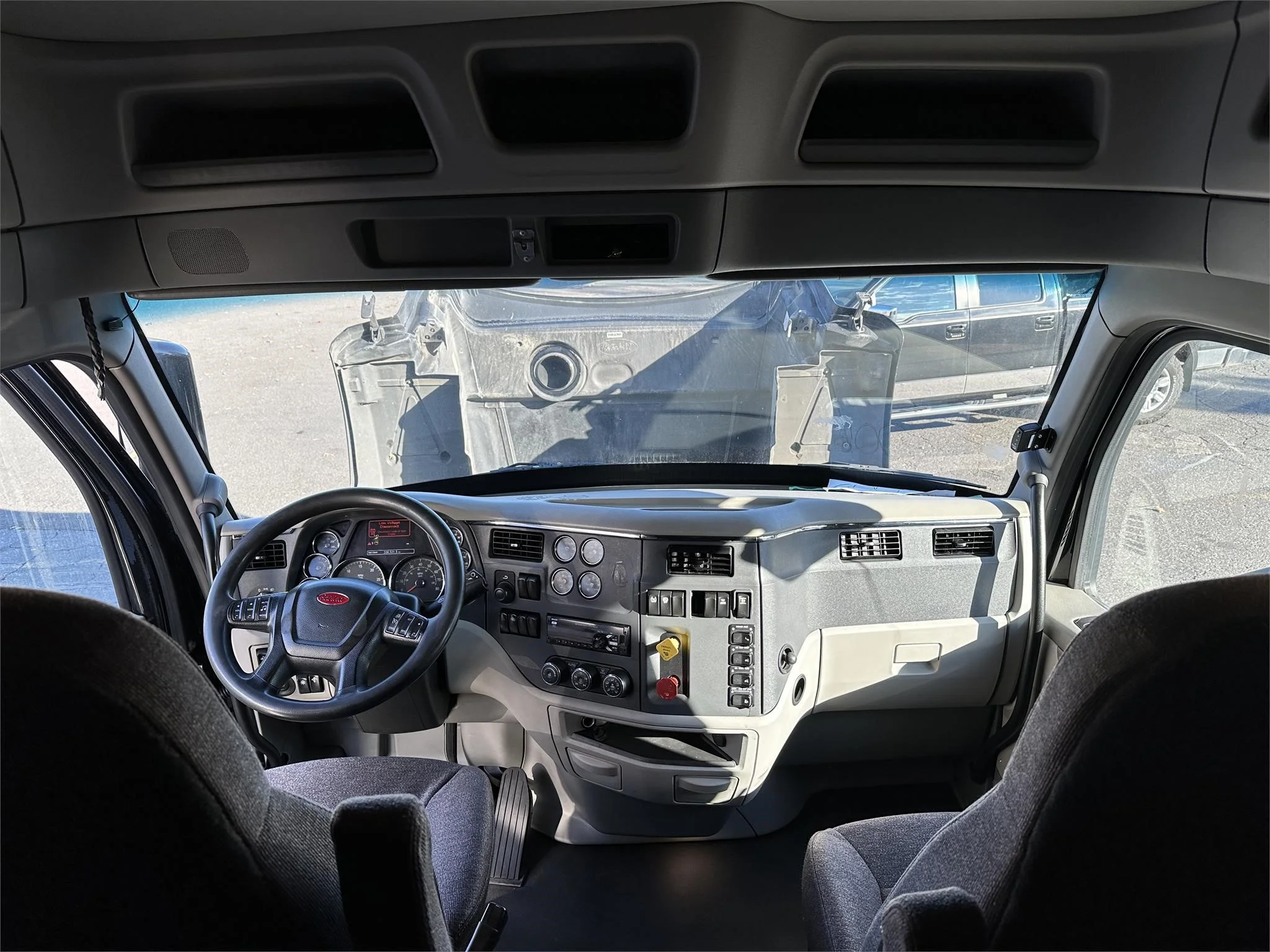 2018 Peterbilt 579 - image 4