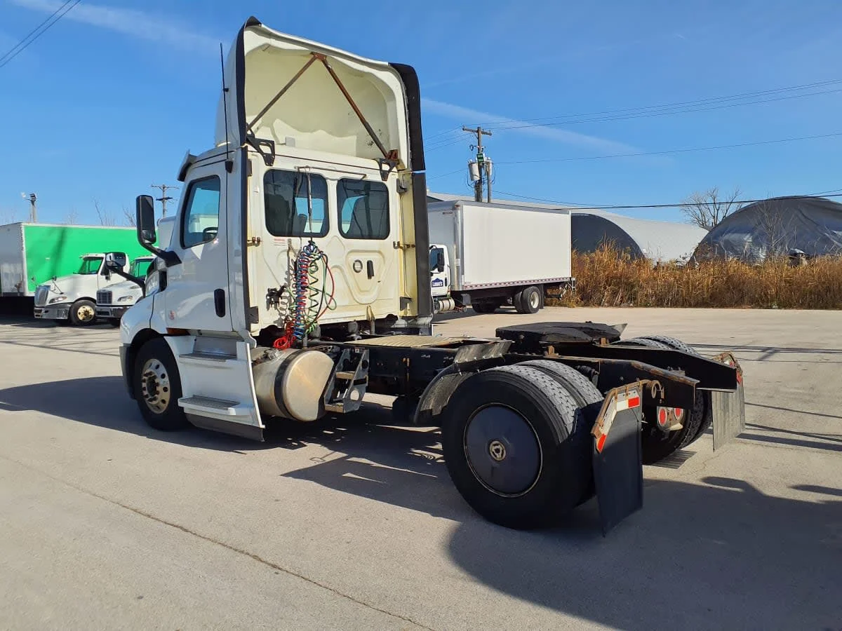 2020 Freightliner Cascadia in Indianapolis, IN — photo 6
