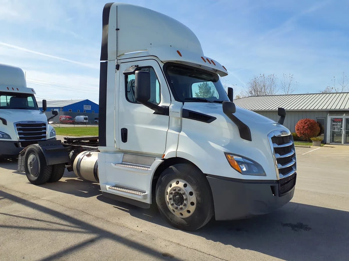 2020 Freightliner Cascadia in Indianapolis, IN — photo 3