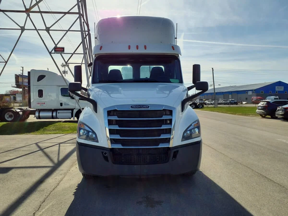 2020 Freightliner Cascadia in Indianapolis, IN — photo 2