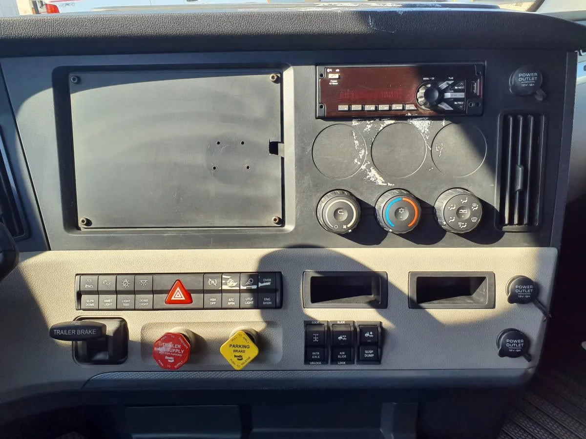 2020 Freightliner Cascadia in Oak Creek, WI — photo 11