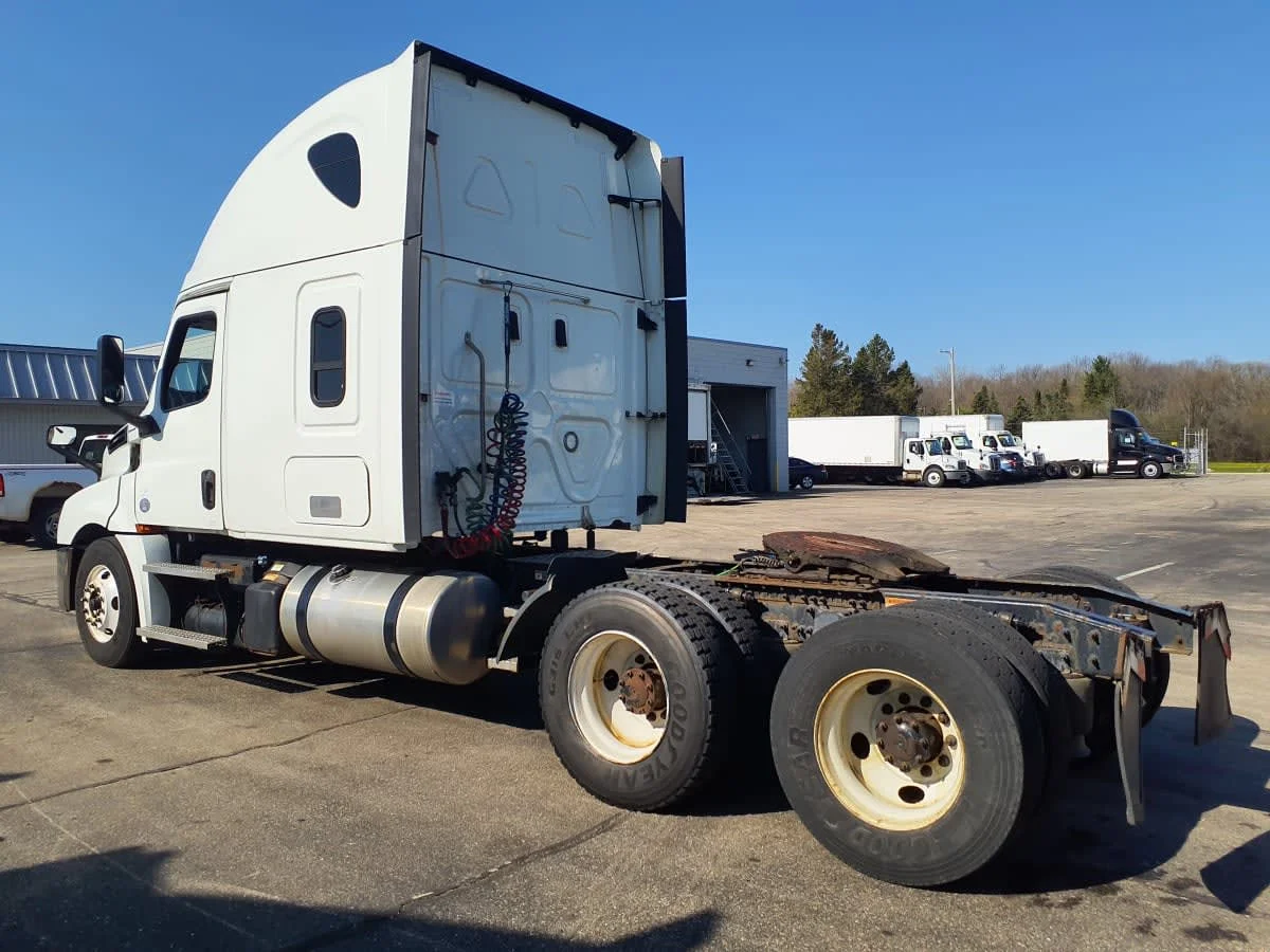 2020 Freightliner Cascadia in Oak Creek, WI — photo 6