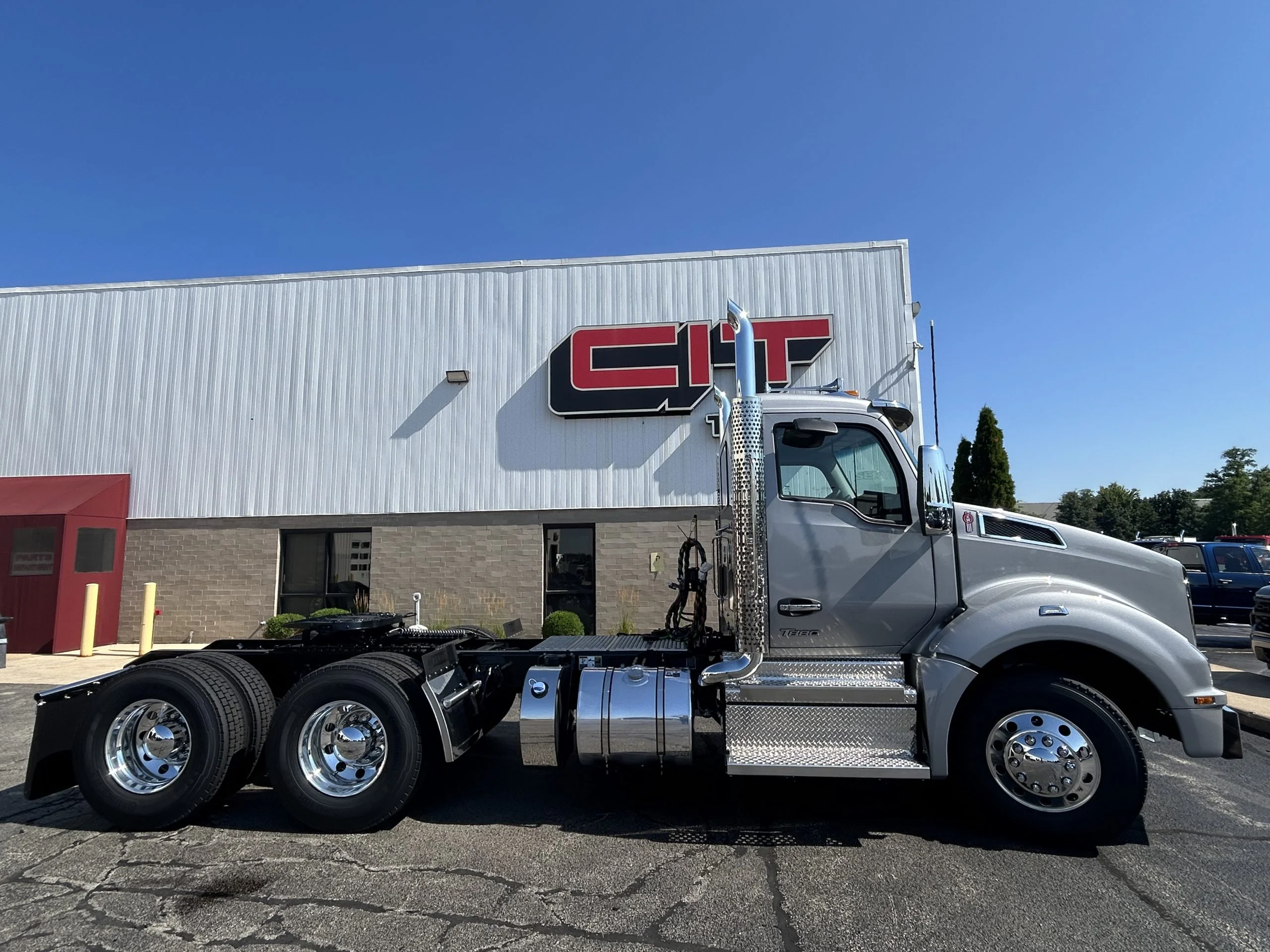 2027 Kenworth T880 in Rockford, IL — photo 4