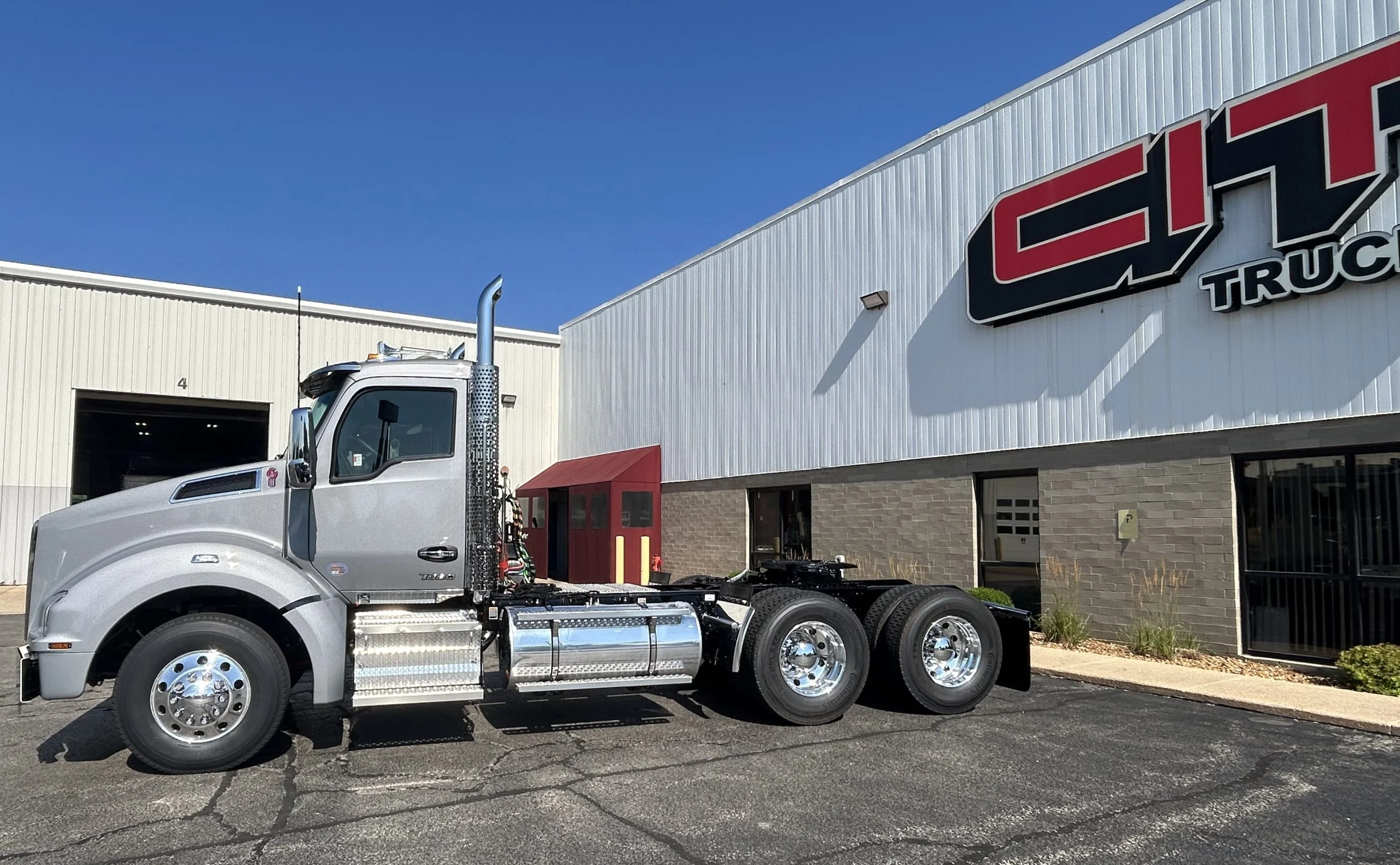 2027 Kenworth T880 in Rockford, IL — photo 5