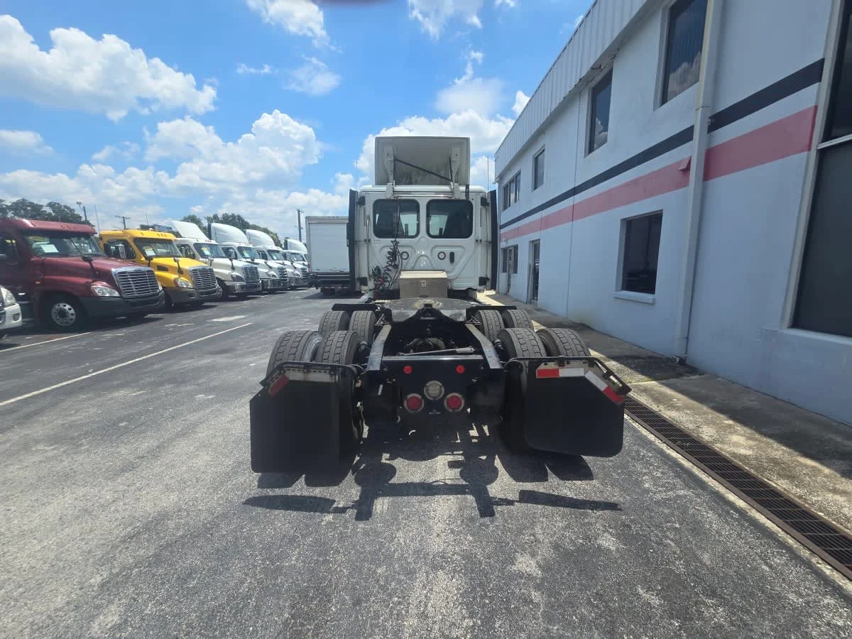 2018 Freightliner Cascadia - image 5
