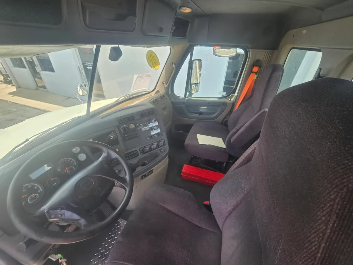 2018 Freightliner Cascadia - image 7