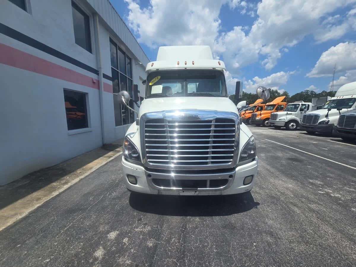 2018 Freightliner Cascadia - image 2