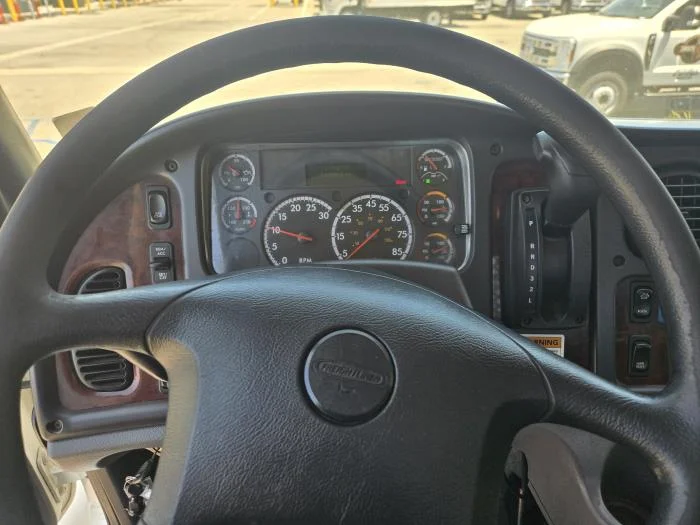 2020 Freightliner M2 106 — photo 7
