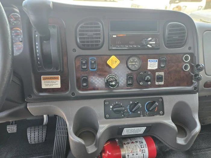 2020 Freightliner M2 106 — photo 8