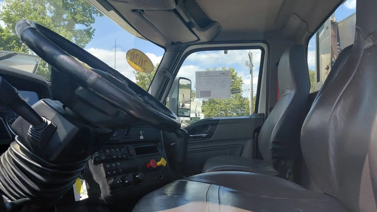 2020 International LT - image 7