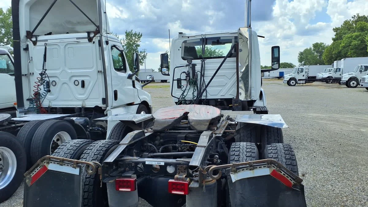 2020 International LT - image 5