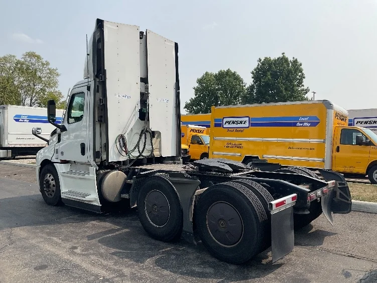 2022 Freightliner Cascadia - image 5