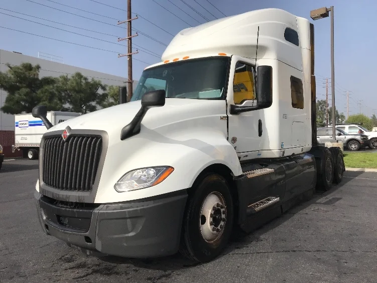 2023 International LT - image 3