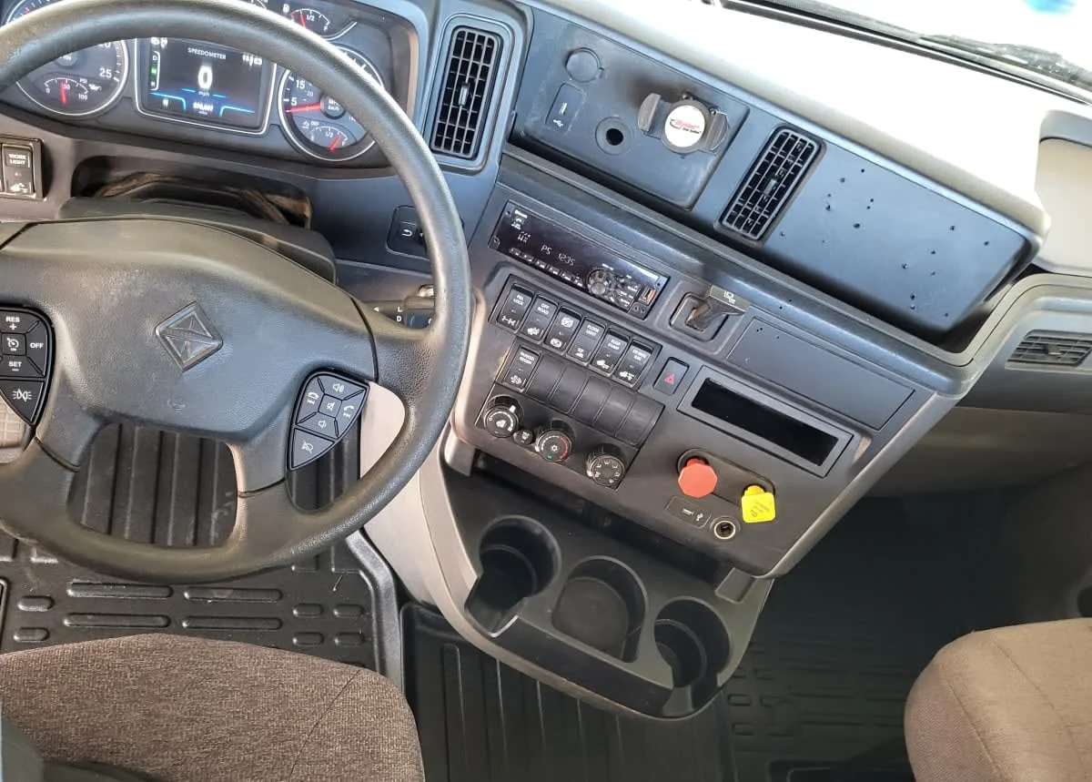 2020 International LT in Jacksonville, FL — photo 9