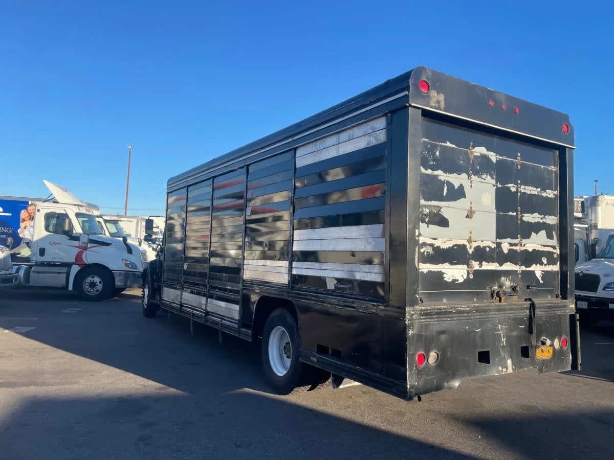 2013 Hino 338 - image 6