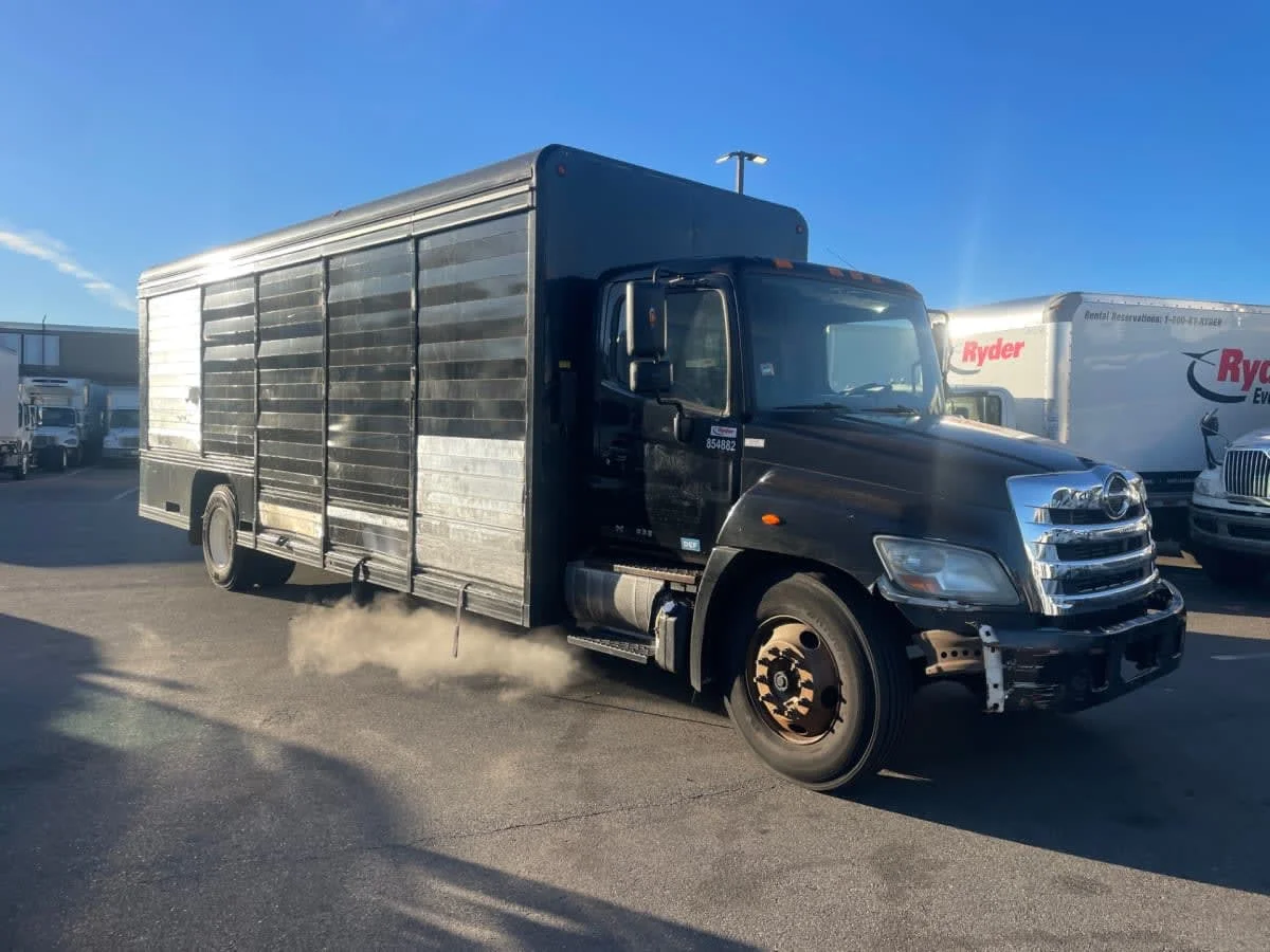 2013 Hino 338 - image 3