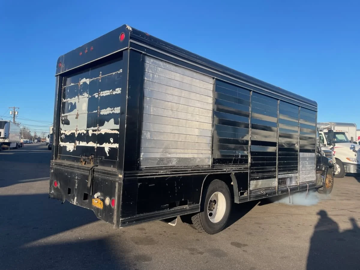 2013 Hino 338 - image 4