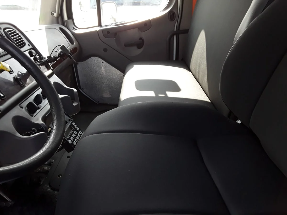 2016 Freightliner M2 106 - image 8