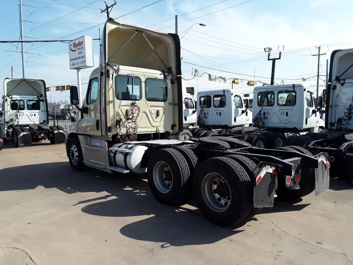 2019 Freightliner Cascadia - image 6