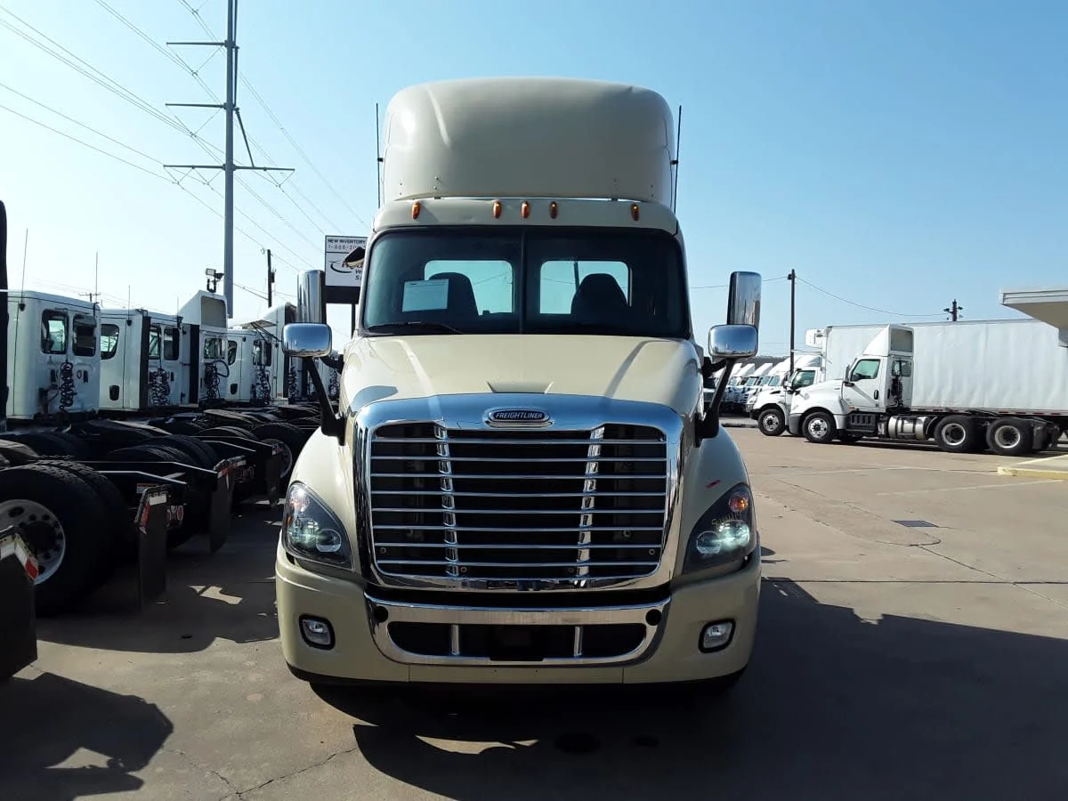 2019 Freightliner Cascadia - image 2