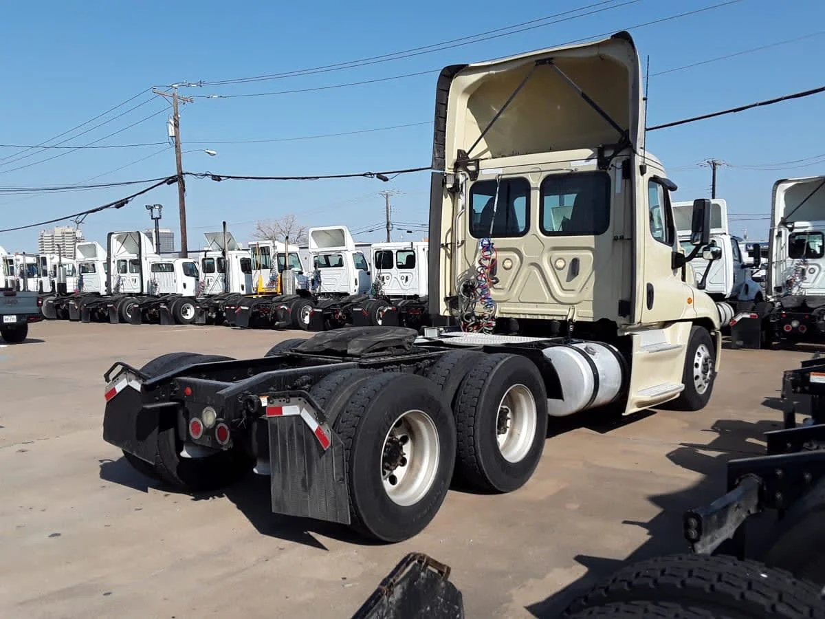 2019 Freightliner Cascadia in Dallas, TX — photo 4