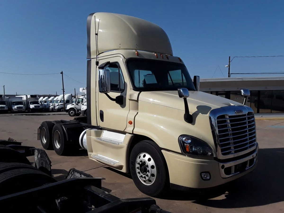 2019 Freightliner Cascadia in Dallas, TX — photo 3