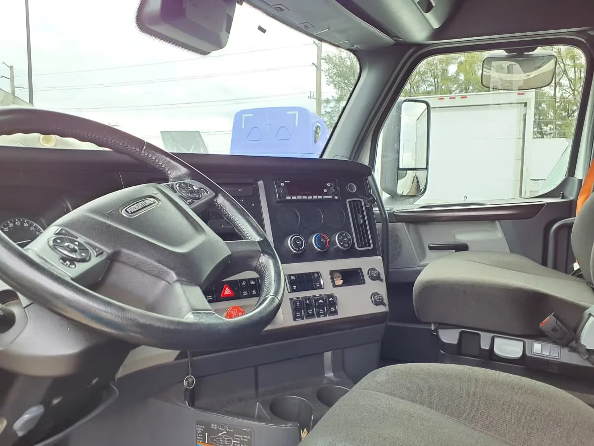 2022 Freightliner Cascadia in Miami, FL — photo 7
