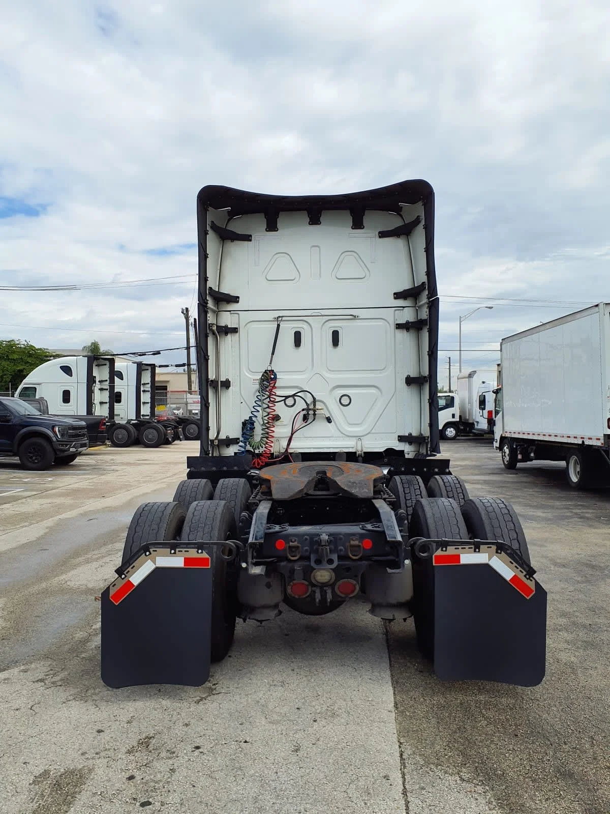 2022 Freightliner Cascadia in Miami, FL — photo 5