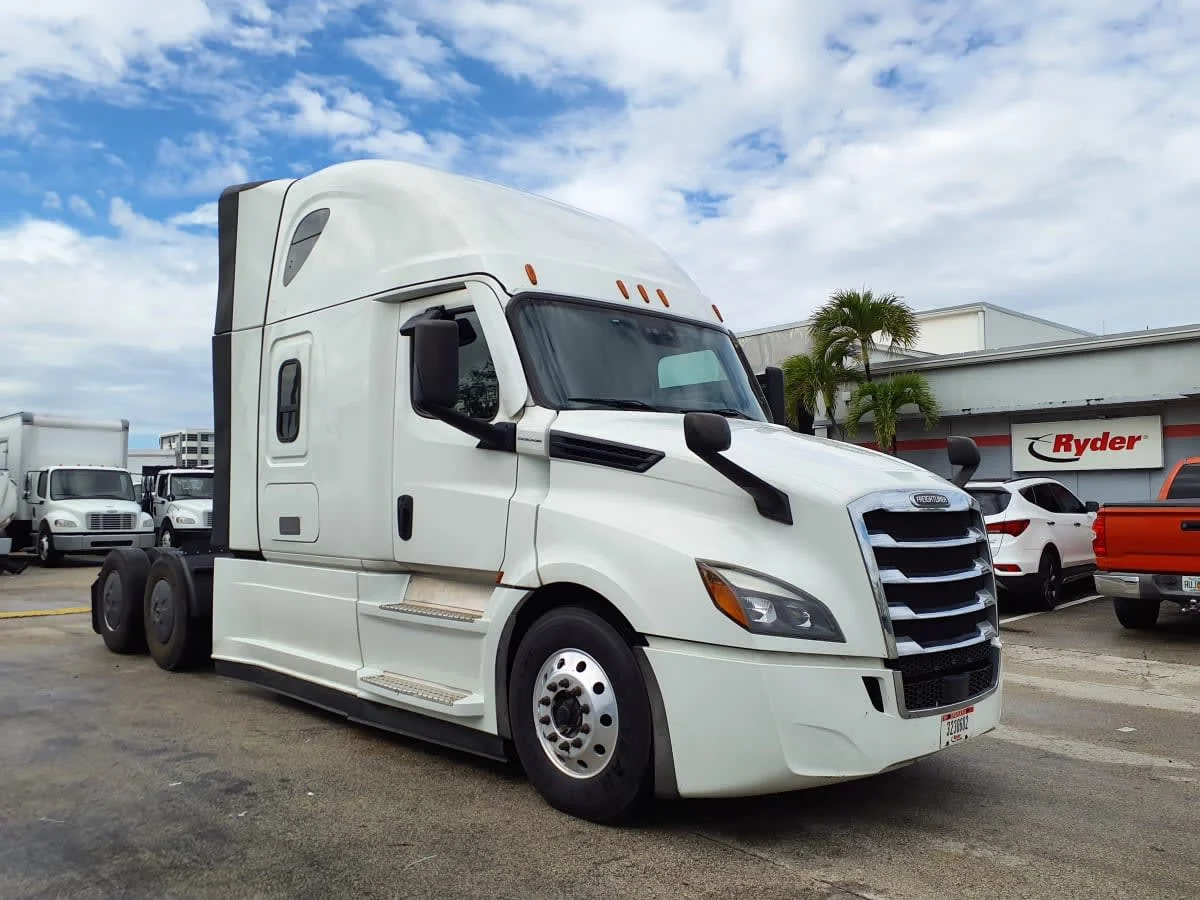 2022 Freightliner Cascadia in Miami, FL — photo 3