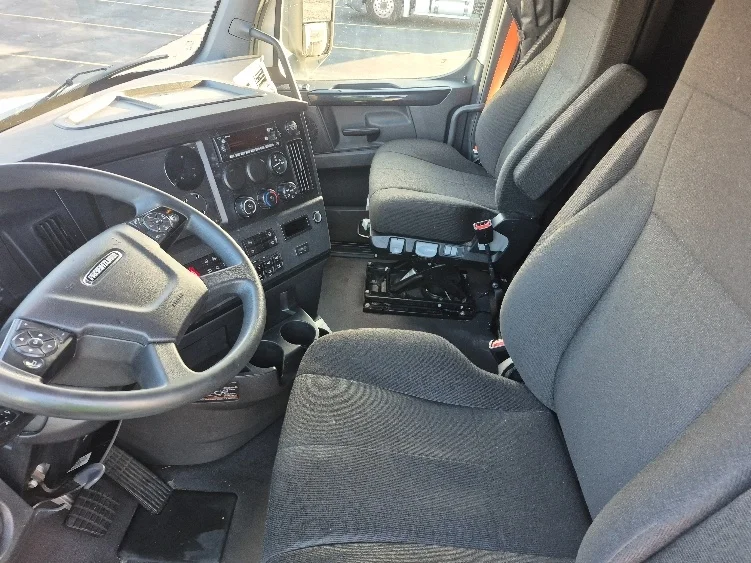 2023 Freightliner Cascadia - image 10