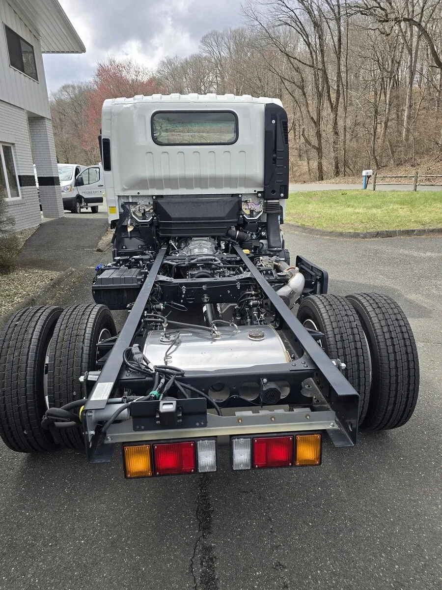 2025 Isuzu NRR - image 9