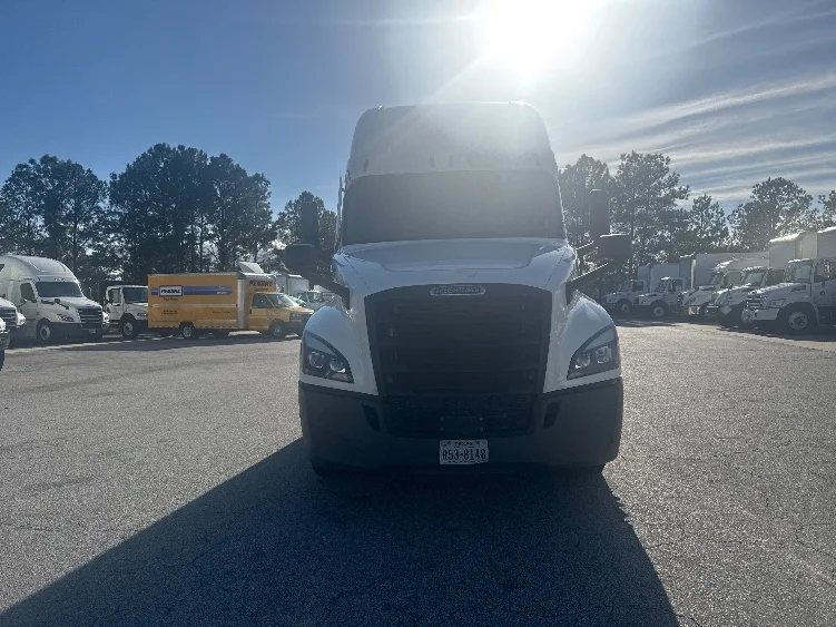 2022 Freightliner Cascadia - image 2