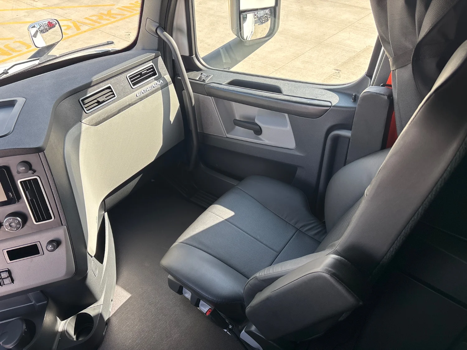 2027 Freightliner Cascadia in Lima, OH — photo 5