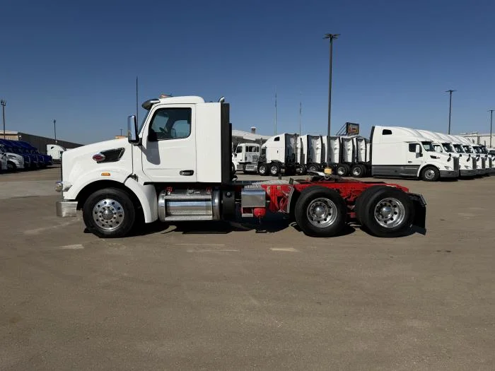 2023 Peterbilt 567 - image 3